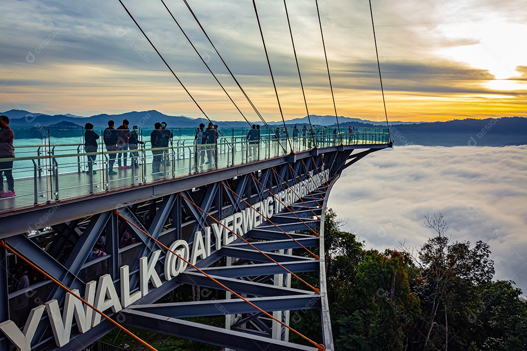 Betong, Yala, Tailândia Ponto de vista de neblina Talay Mok Aiyoeweng, há mar de neblina visitado por turistas pela manhã