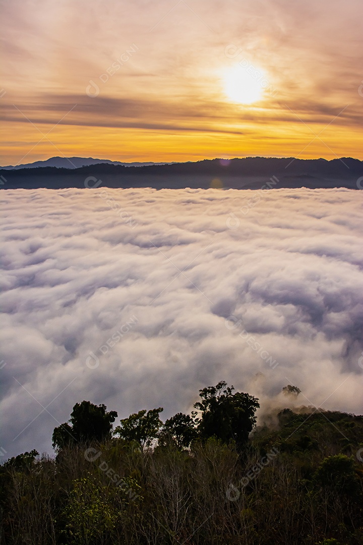 Betong, Yala, Tailândia Ponto de vista de neblina Talay Mok Aiyoeweng, há mar de neblina visitado por turistas pela manhã
