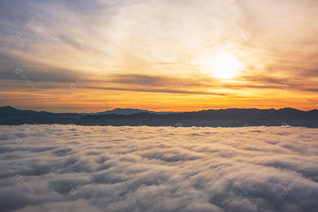 Betong, Yala, Tailândia Ponto de vista de neblina Talay Mok Aiyoeweng, há mar de neblina visitado por turistas pela manhã