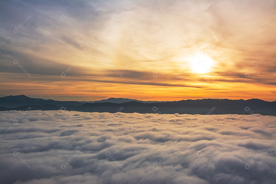 Betong, Yala, Tailândia Ponto de vista de neblina Talay Mok Aiyoeweng, há mar de neblina visitado por turistas pela manhã