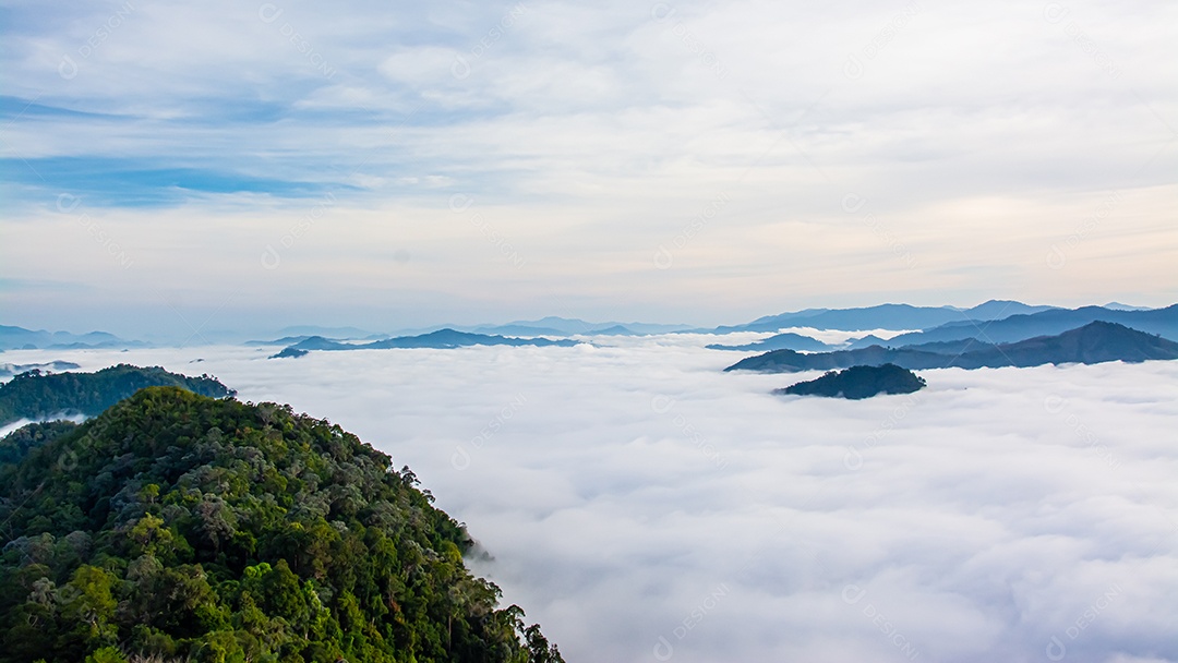 Betong, Yala, Tailândia Ponto de vista de neblina Talay Mok Aiyoeweng, há mar de neblina visitado por turistas pela manhã