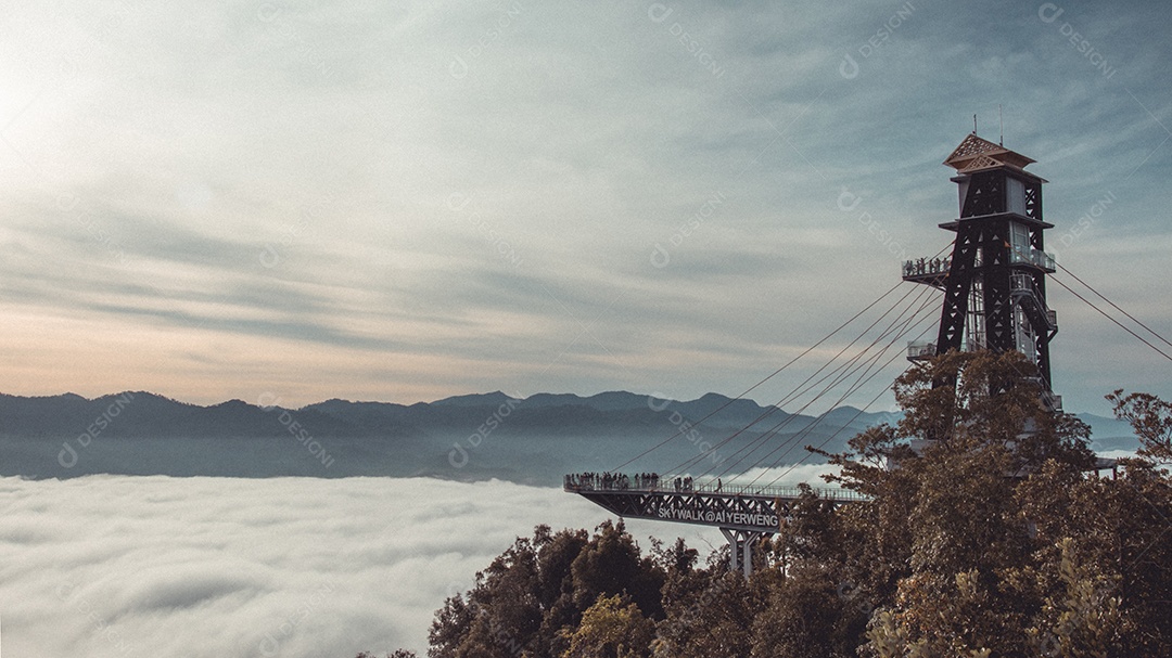 Betong, Yala, Tailândia Ponto de vista de neblina Talay Mok Aiyoeweng, há mar de neblina visitado por turistas pela manhã