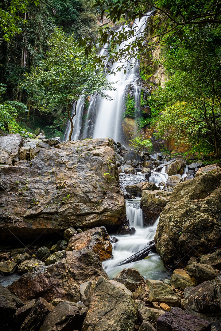Cachoeira incrível na floresta verde, a cachoeira terrestre de Halaza está no Parque Nacional de Bang Lang Tham Thalu, Bannang Sata, Yala Tailândia