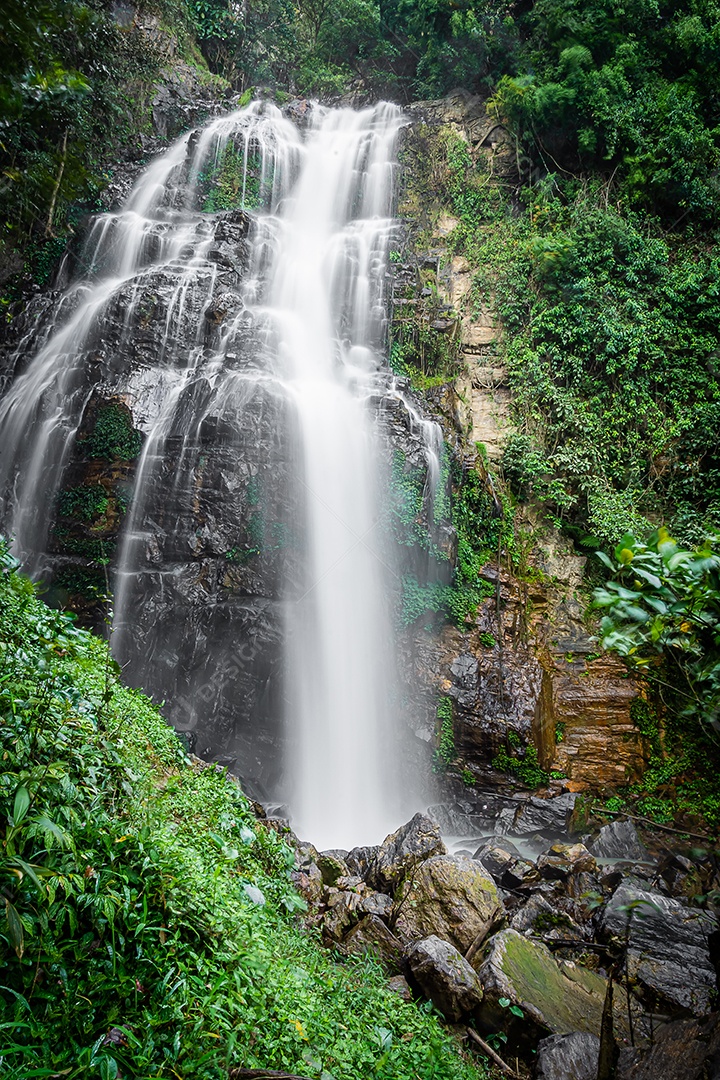 Cachoeira incrível na floresta verde, a cachoeira terrestre de Halaza está no Parque Nacional de Bang Lang Tham Thalu, Bannang Sata, Yala Tailândia