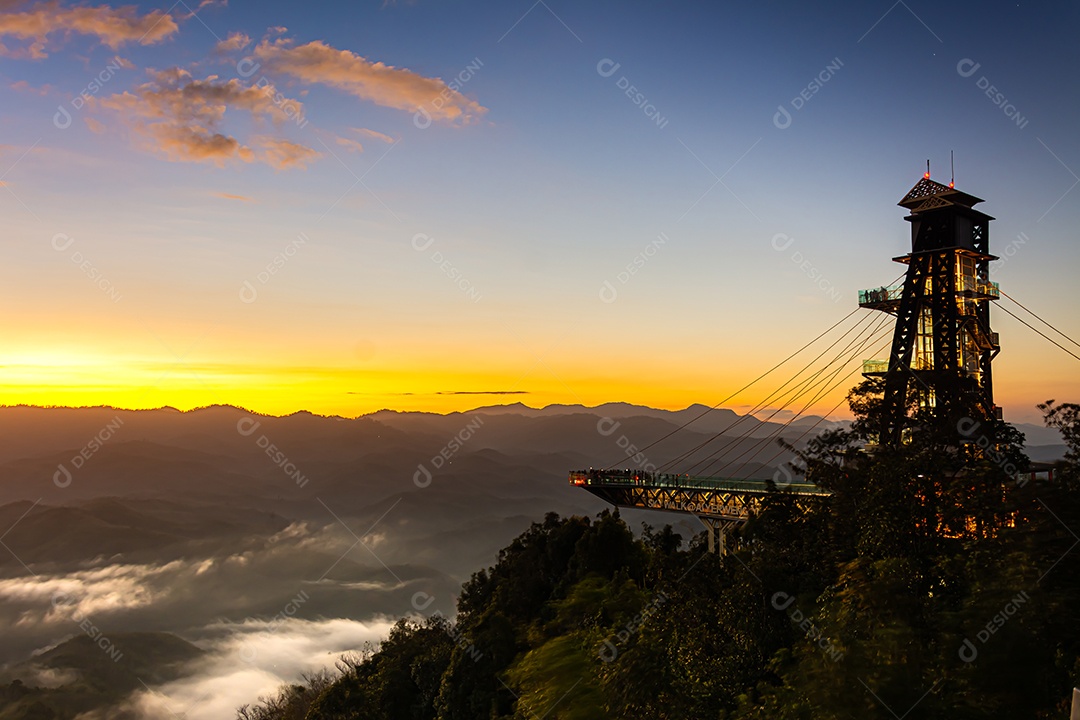 Betong, Yala, Tailândia Ponto de vista de neblina Talay Mok Aiyoeweng, há mar de neblina visitado por turistas pela manhã