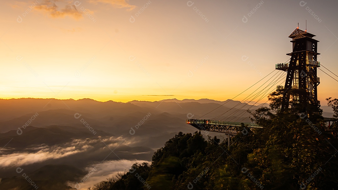 Betong, Yala, Tailândia 2020: Ponto de vista de neblina Talay Mok Aiyoeweng, há mar de neblina visitado por turistas pela manhã