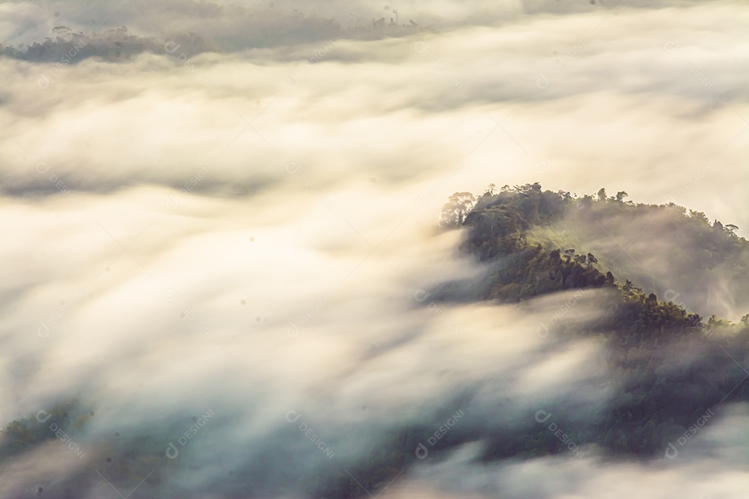 Betong, Yala, Tailândia 2020: Ponto de vista de neblina Talay Mok Aiyoeweng, há mar de neblina visitado por turistas pela manhã