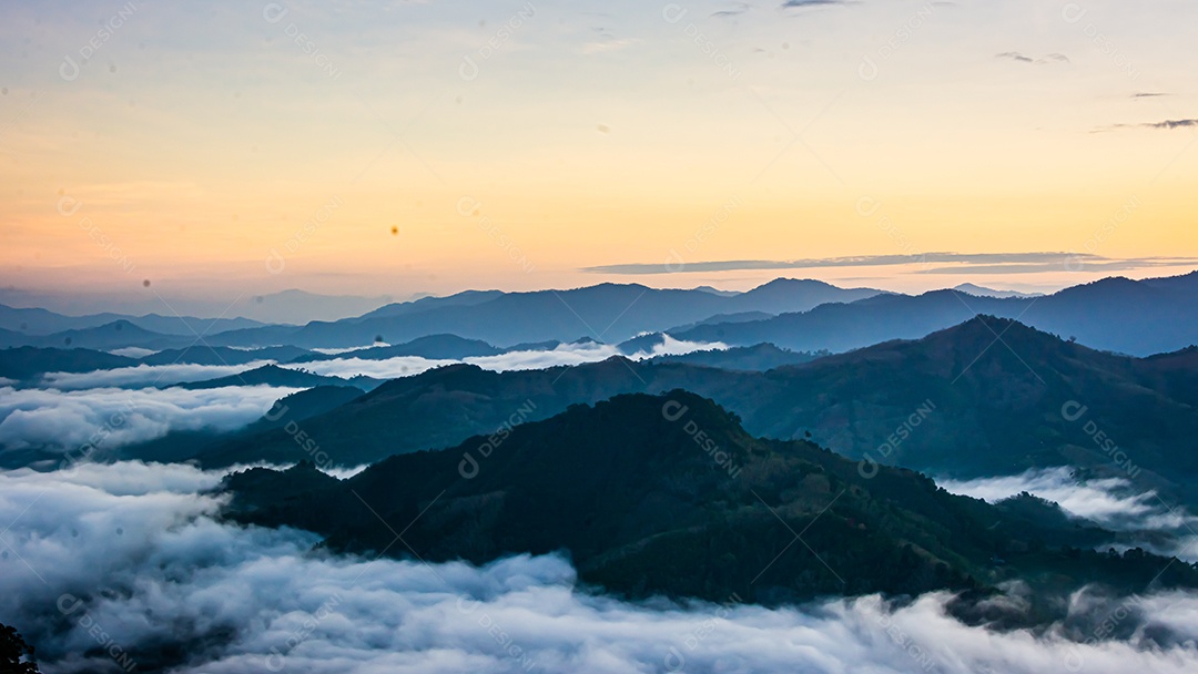 Betong, Yala, Tailândia 2020: Ponto de vista de neblina Talay Mok Aiyoeweng, há mar de neblina visitado por turistas pela manhã