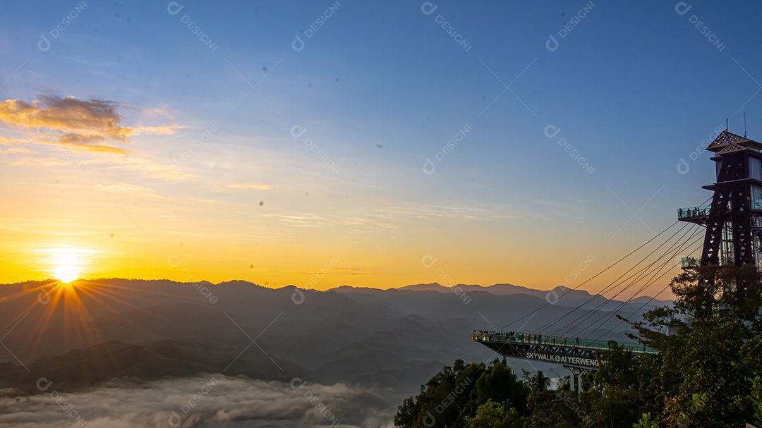 Betong, Yala, Tailândia 2020: Ponto de vista de neblina Talay Mok Aiyoeweng, há mar de neblina visitado por turistas pela manhã