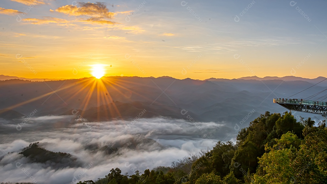 Betong, Yala, Tailândia 2020: Ponto de vista de neblina Talay Mok Aiyoeweng, há mar de neblina visitado por turistas pela manhã