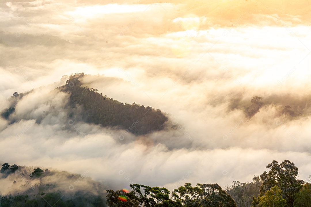 Betong, Yala, Tailândia Ponto de vista de neblina Talay Mok Aiyoeweng, há mar de neblina visitado por turistas pela manhã