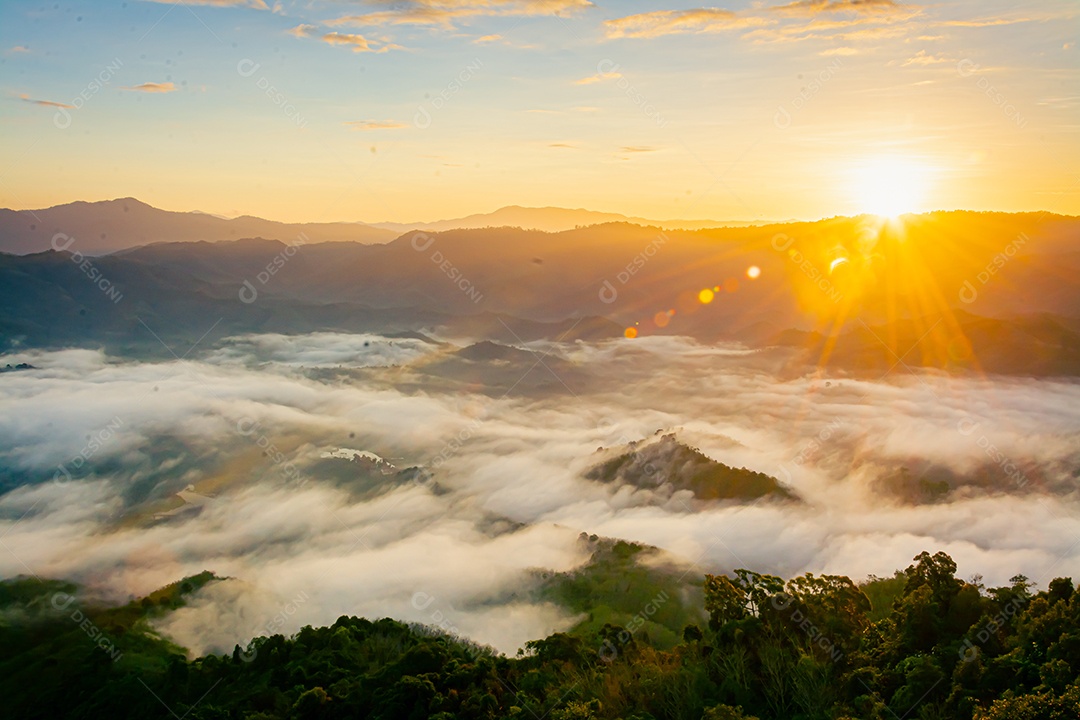 Betong, Yala, Tailândia Ponto de vista de neblina Talay Mok Aiyoeweng, há mar de neblina visitado por turistas pela manhã