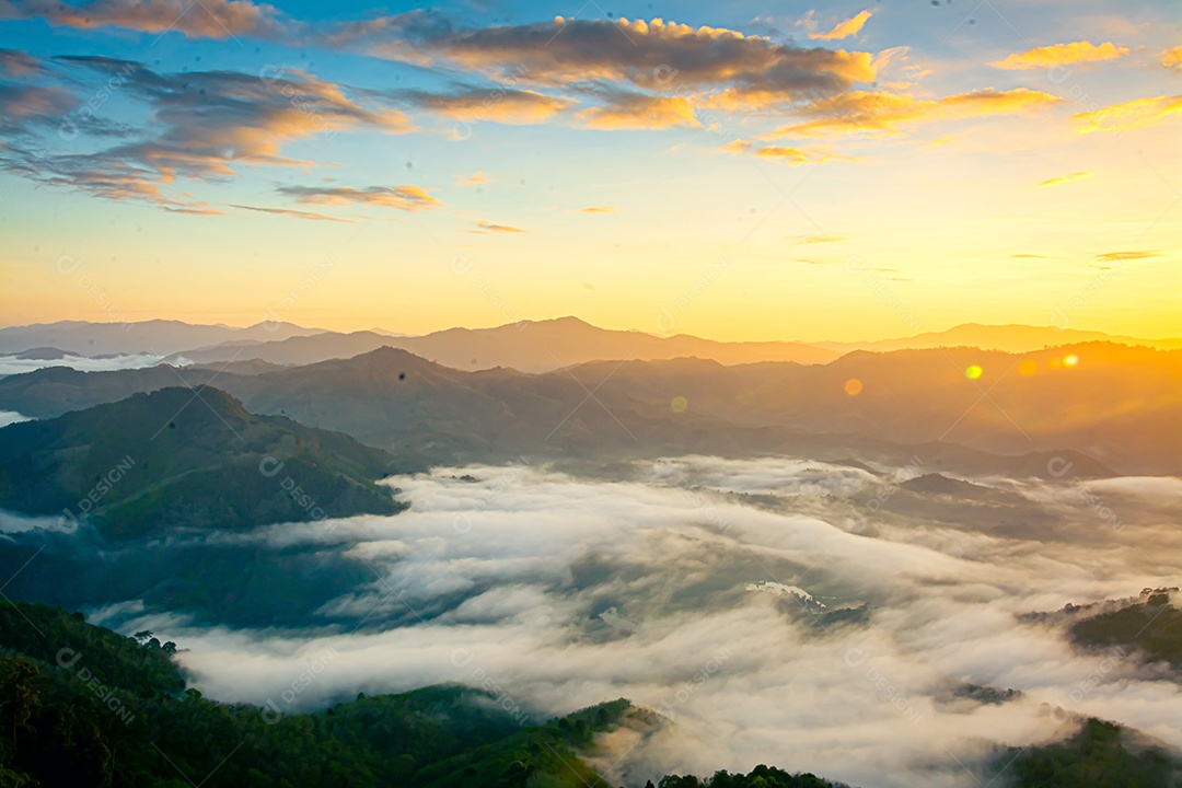 Betong, Yala, Tailândia Ponto de vista de neblina Talay Mok Aiyoeweng, há mar de neblina visitado por turistas pela manhã
