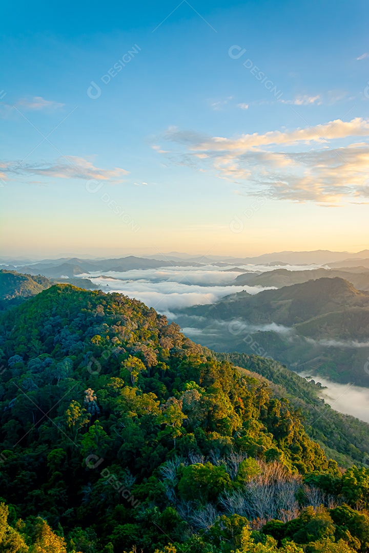 Betong, Yala, Tailândia Ponto de vista de neblina Talay Mok Aiyoeweng, há mar de neblina visitado por turistas pela manhã