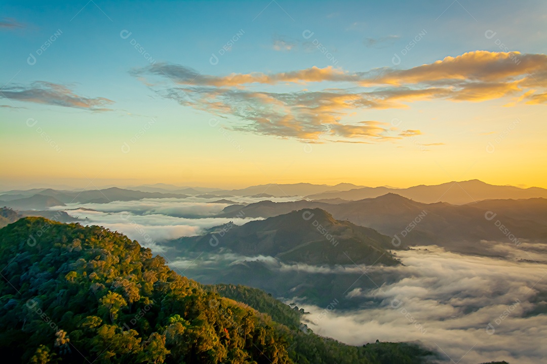 Betong, Yala, Tailândia Ponto de vista de neblina Talay Mok Aiyoeweng, há mar de neblina visitado por turistas pela manhã