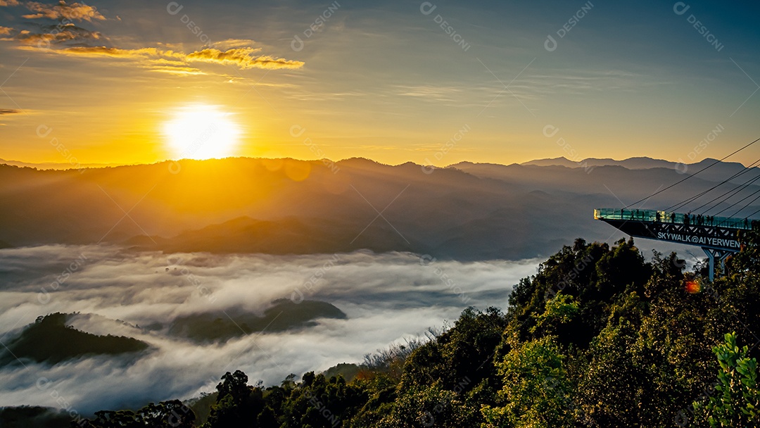 Betong, Yala, Tailândia Ponto de vista de neblina Talay Mok Aiyoeweng, há mar de neblina visitado por turistas pela manhã