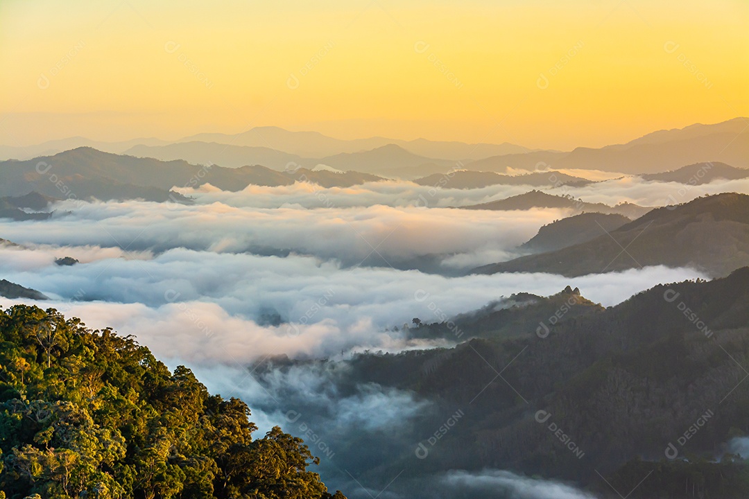 Betong, Yala, Tailândia Ponto de vista de neblina Talay Mok Aiyoeweng, há mar de neblina visitado por turistas pela manhã