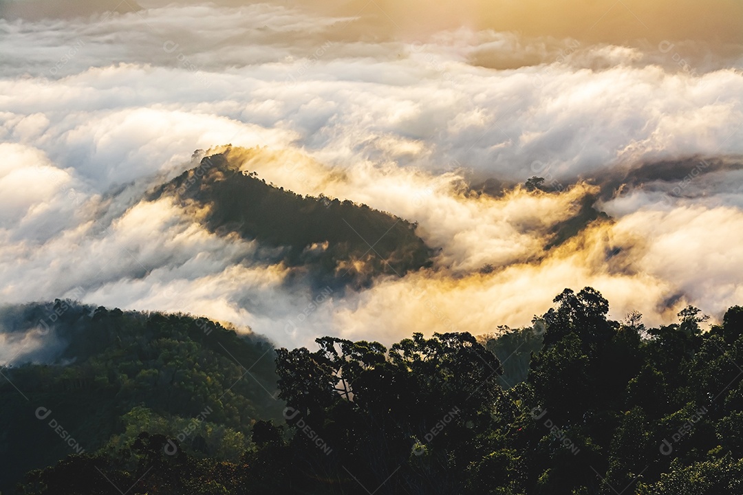 Betong, Yala, Tailândia Ponto de vista de neblina Talay Mok Aiyoeweng, há mar de neblina visitado por turistas pela manhã