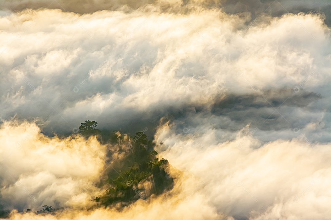 Betong, Yala, Tailândia Ponto de vista de neblina Talay Mok Aiyoeweng, há mar de neblina visitado por turistas pela manhã