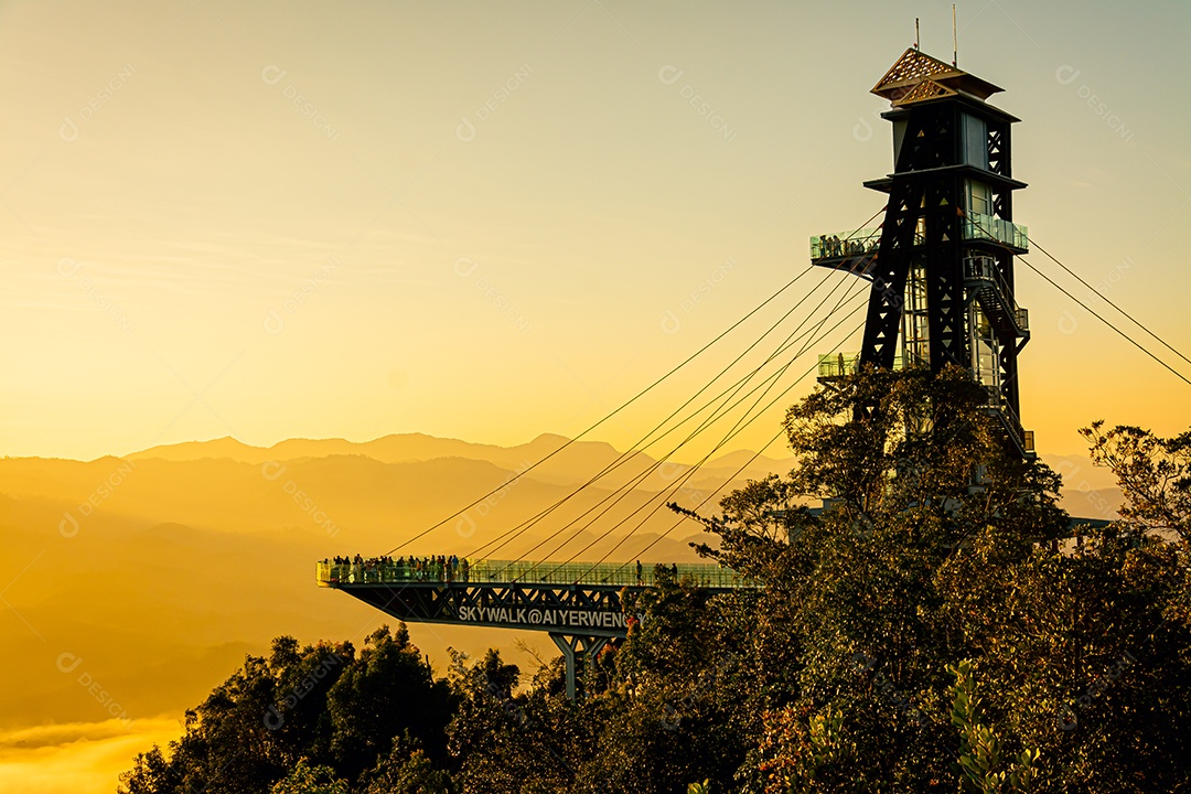 Betong, Yala, Tailândia Ponto de vista de neblina Talay Mok Aiyoeweng, há mar de neblina visitado por turistas pela manhã