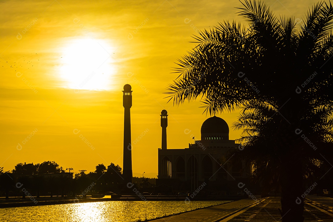 Mesquita Central Songkhla de dia para noite com céus coloridos ao pôr do sol e as luzes da mesquita e reflexos na água no conceito de paisagem de referência