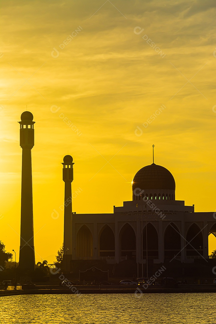 Mesquita Central Songkhla de dia para noite com céus coloridos ao pôr do sol e as luzes da mesquita e reflexos na água no conceito de paisagem de referência