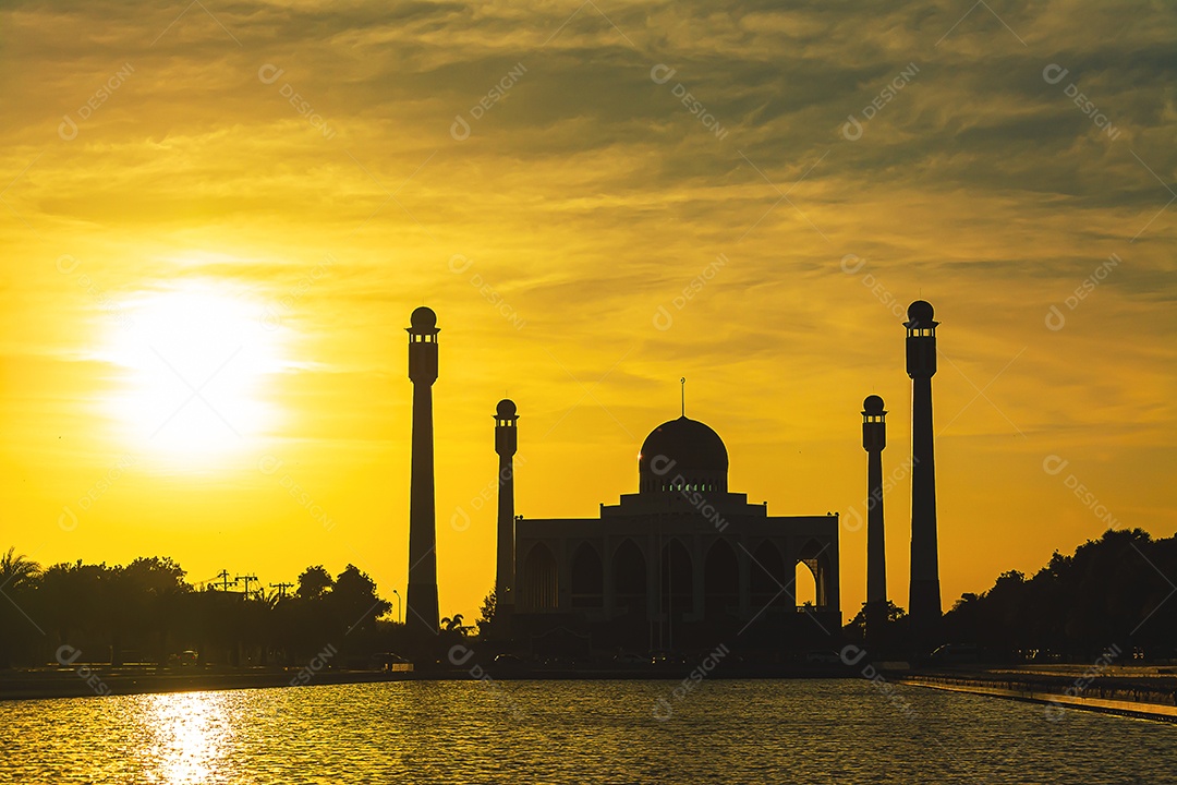 Mesquita Central Songkhla de dia para noite com céus coloridos ao pôr do sol e as luzes da mesquita e reflexos na água no conceito de paisagem de referência