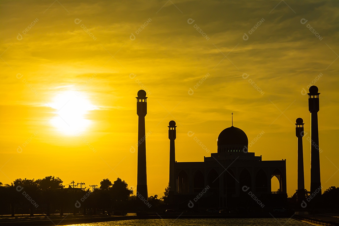 Mesquita Central Songkhla de dia para noite com céus coloridos ao pôr do sol e as luzes da mesquita e reflexos na água no conceito de paisagem de referência