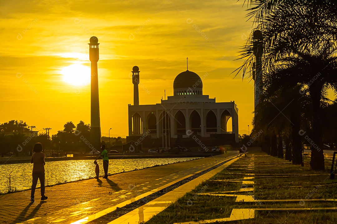 Mesquita Central Songkhla de dia para noite com céus coloridos ao pôr do sol e as luzes da mesquita e reflexos na água no conceito de paisagem de referência