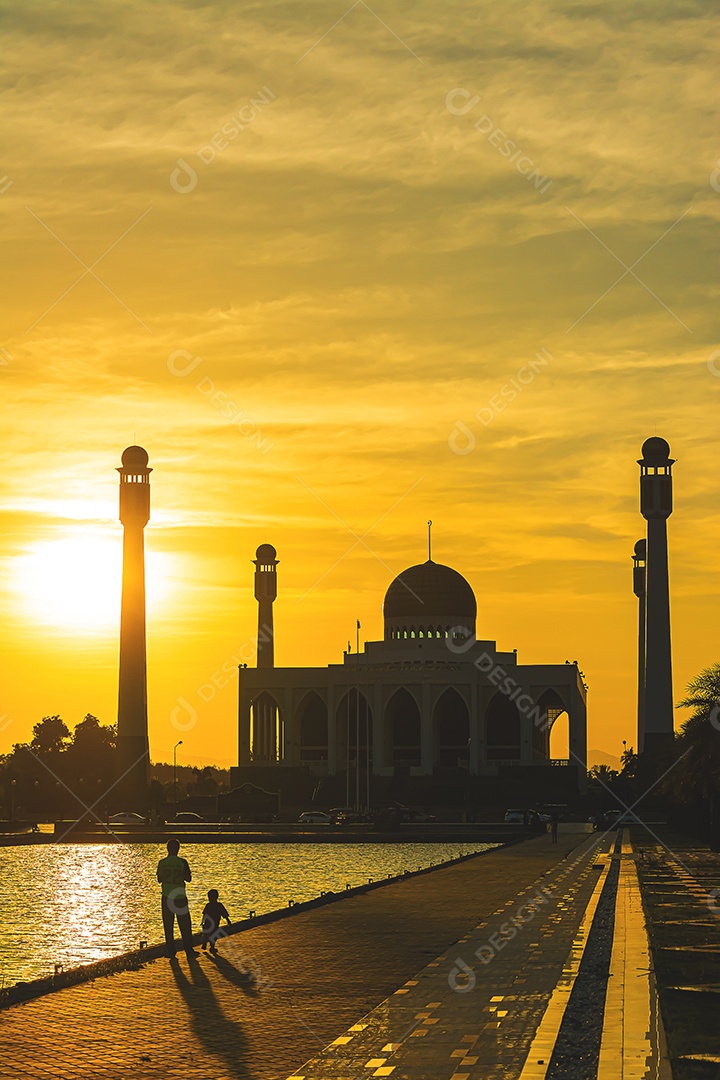 Mesquita Central Songkhla de dia para noite com céus coloridos ao pôr do sol e as luzes da mesquita e reflexos na água no conceito de paisagem de referência