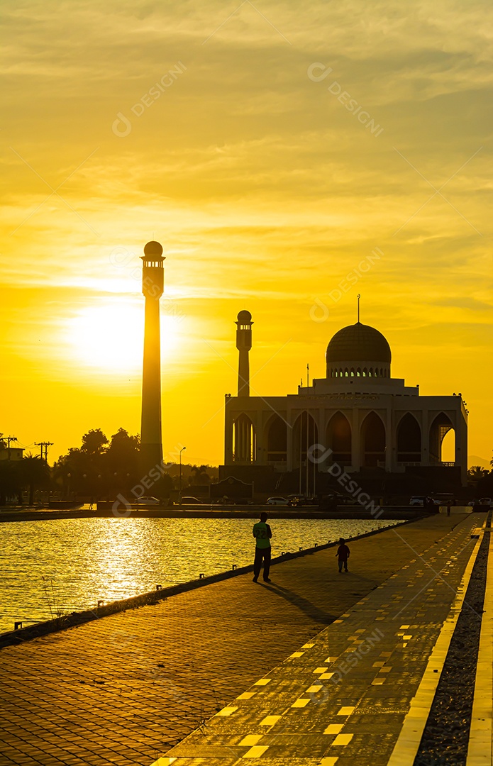 Mesquita Central Songkhla de dia para noite com céus coloridos ao pôr do sol e as luzes da mesquita e reflexos na água no conceito de paisagem de referência