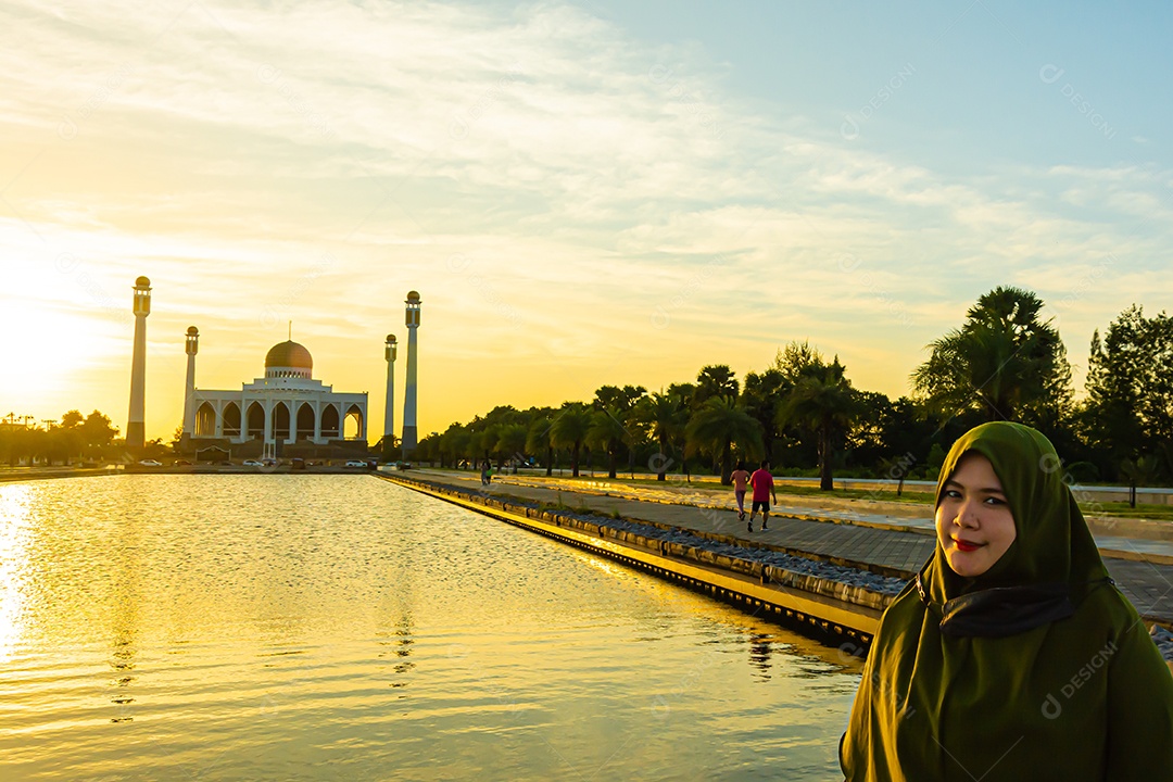 Mesquita Central Songkhla de dia para noite com céus coloridos ao pôr do sol e as luzes da mesquita e reflexos na água no conceito de paisagem de referência
