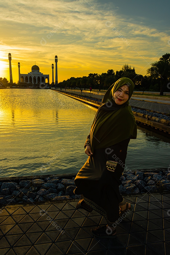 Mesquita Central Songkhla de dia para noite com céus coloridos ao pôr do sol e as luzes da mesquita e reflexos na água no conceito de paisagem de referência