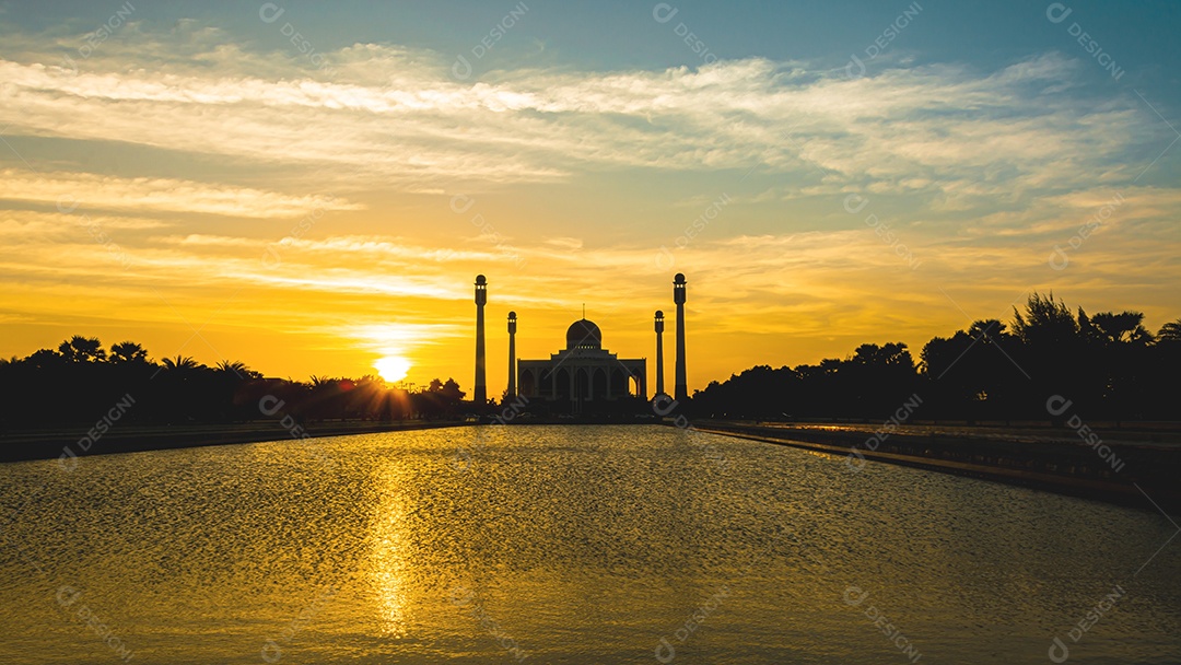 Mesquita Central Songkhla de dia para noite com céus coloridos ao pôr do sol e as luzes da mesquita e reflexos na água no conceito de paisagem de referência