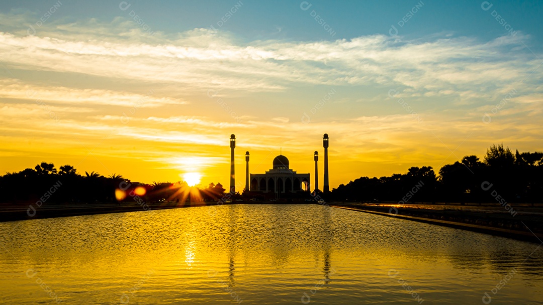 Mesquita Central Songkhla de dia para noite com céus coloridos ao pôr do sol e as luzes da mesquita e reflexos na água no conceito de paisagem de referência