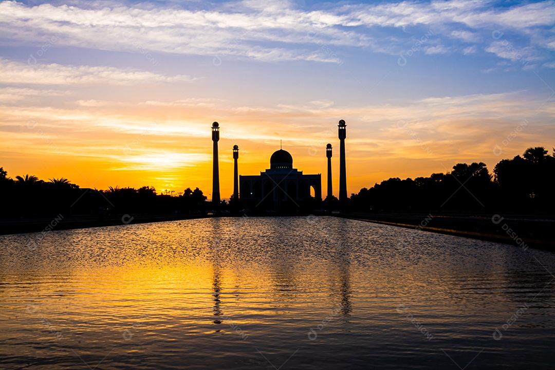 Mesquita Central Songkhla de dia para noite com céus coloridos ao pôr do sol e as luzes da mesquita e reflexos na água no conceito de paisagem de referência