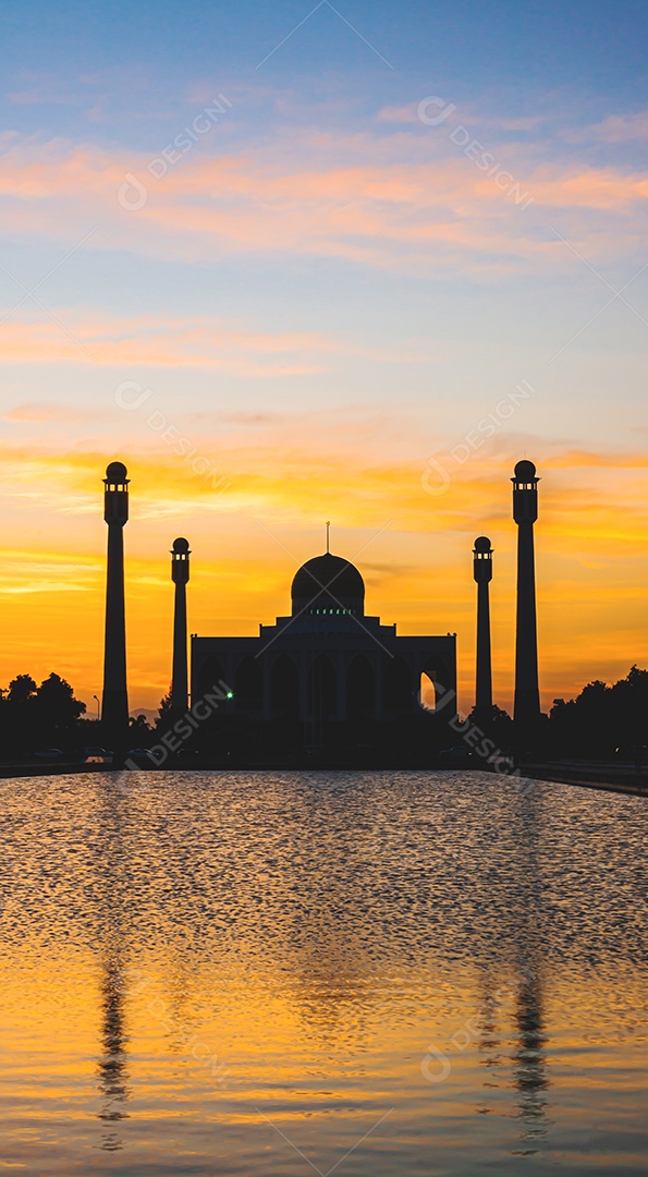 Mesquita Central Songkhla de dia para noite com céus coloridos ao pôr do sol e as luzes da mesquita e reflexos na água no conceito de paisagem de referência