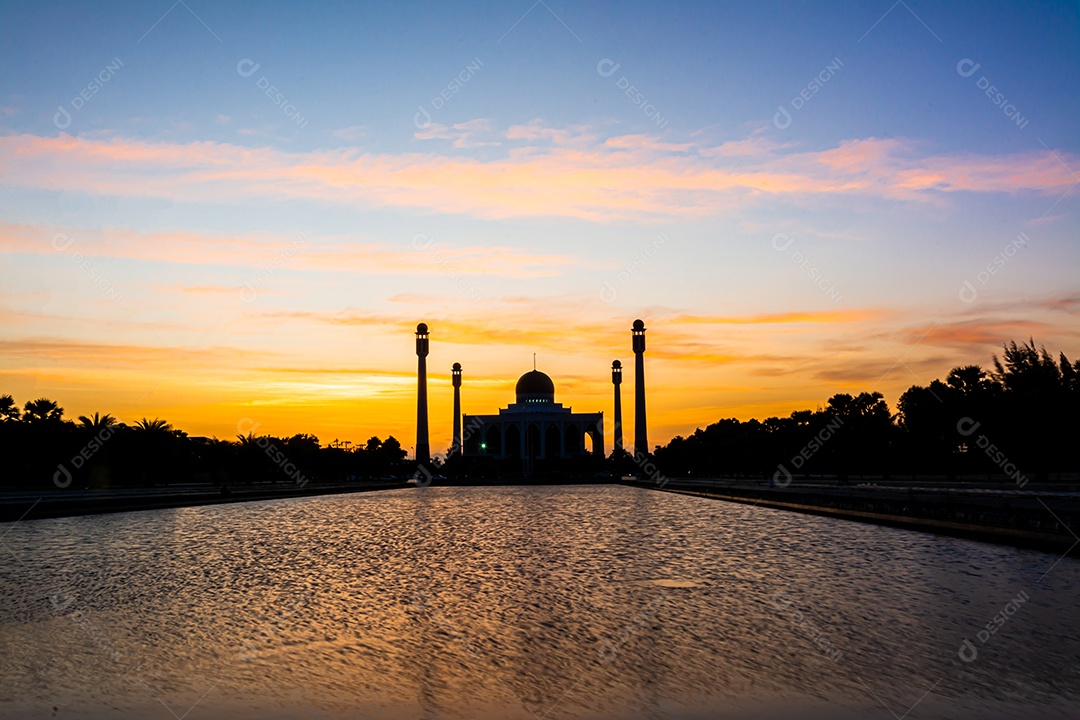 Mesquita Central Songkhla de dia para noite com céus coloridos ao pôr do sol e as luzes da mesquita e reflexos na água no conceito de paisagem de referência