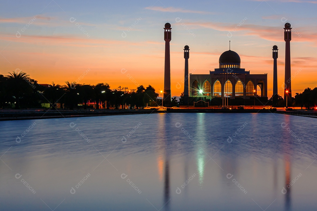 Mesquita Central Songkhla de dia para noite com céus coloridos ao pôr do sol e as luzes da mesquita e reflexos na água no conceito de paisagem de referência