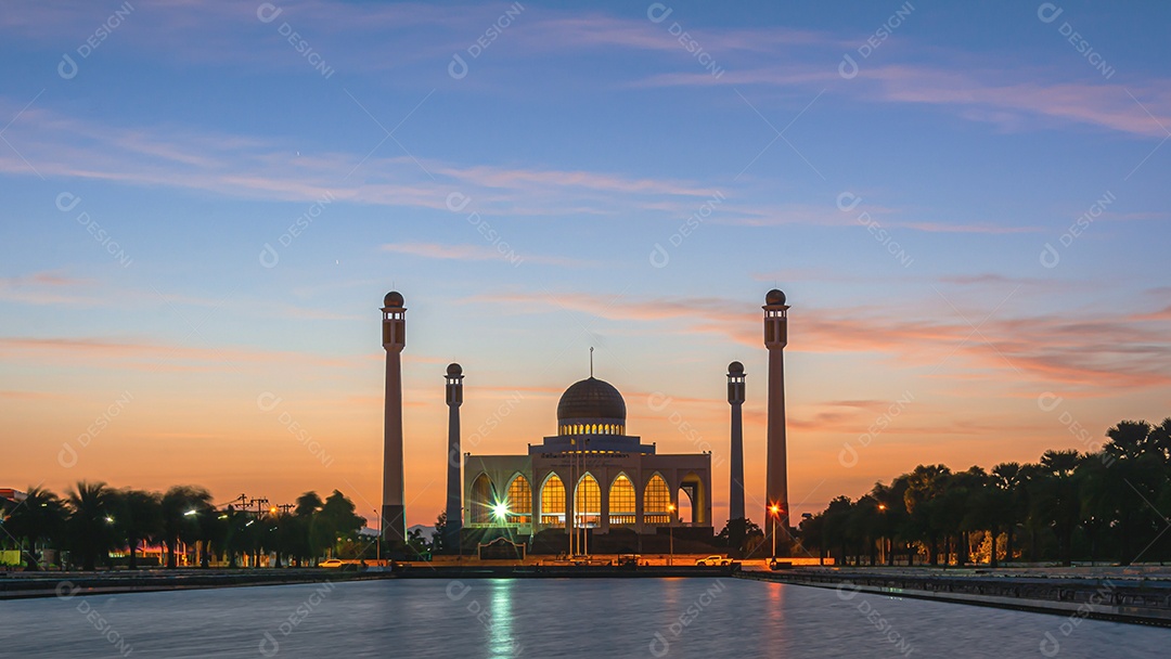 Mesquita Central Songkhla de dia para noite com céus coloridos ao pôr do sol e as luzes da mesquita e reflexos na água no conceito de paisagem de referência