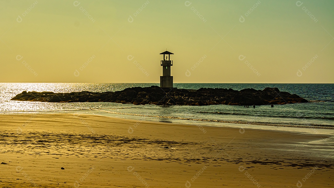 Khao Lak Light Beacon, belo pôr do sol na praia de Nang Thong, Khao Lak, Tailândia. Tropical colorido pôr do sol com céu nublado