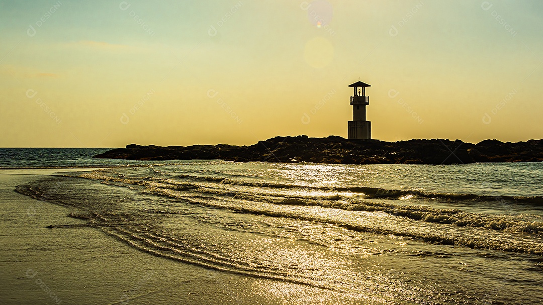 Khao Lak Light Beacon, belo pôr do sol na praia de Nang Thong, Khao Lak, Tailândia. Tropical colorido pôr do sol com céu nublado