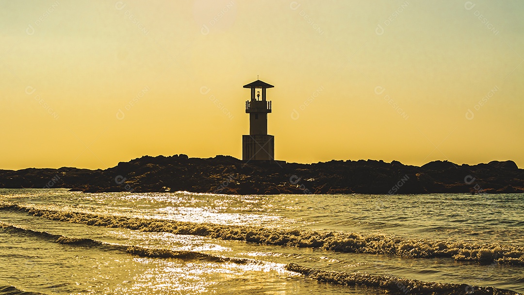 Khao Lak Light Beacon, belo pôr do sol na praia de Nang Thong, Khao Lak, Tailândia. Tropical colorido pôr do sol com céu nublado
