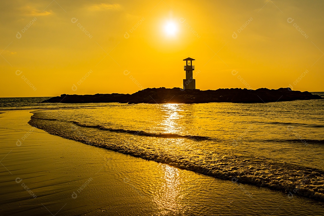 Khao Lak Light Beacon, belo pôr do sol na praia de Nang Thong, Khao Lak, Tailândia. Tropical colorido pôr do sol com céu nublado