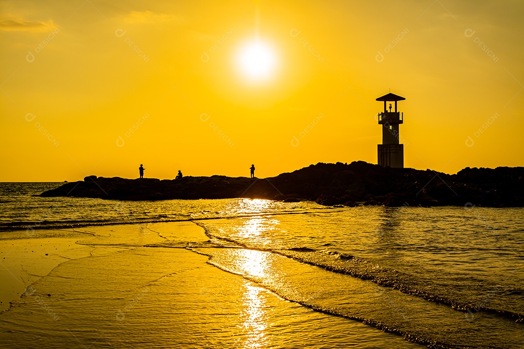 Khao Lak Light Beacon, belo pôr do sol na praia de Nang Thong, Khao Lak, Tailândia. Tropical colorido pôr do sol com céu nublado