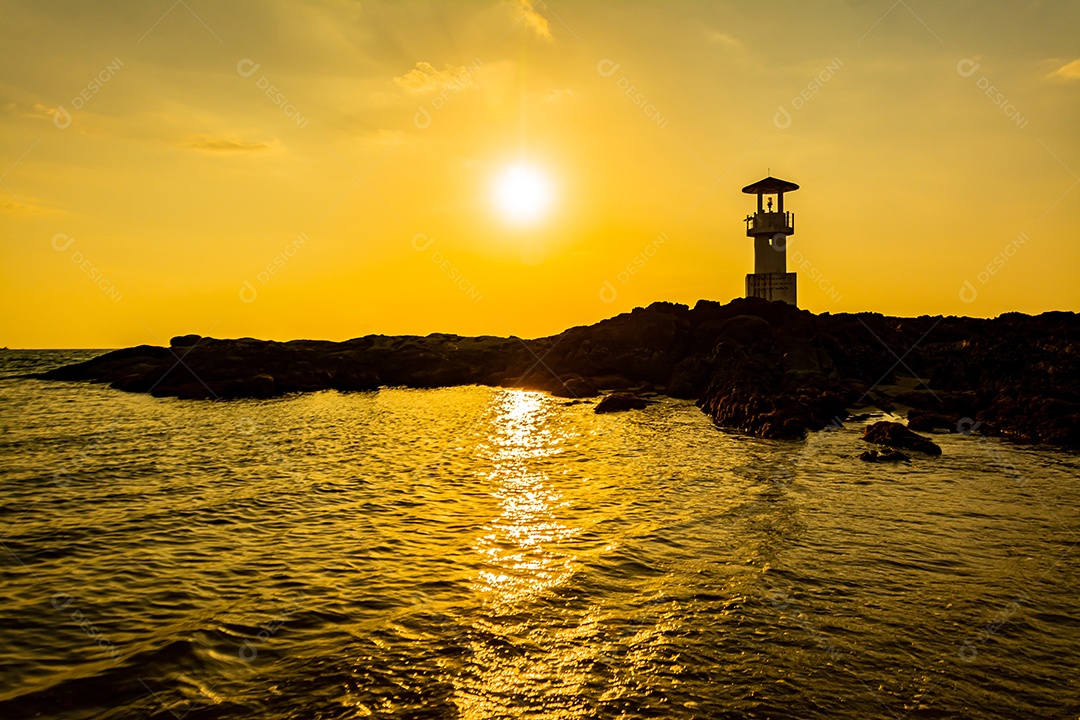 Khao Lak Light Beacon, belo pôr do sol na praia de Nang Thong, Khao Lak, Tailândia. Tropical colorido pôr do sol com céu nublado