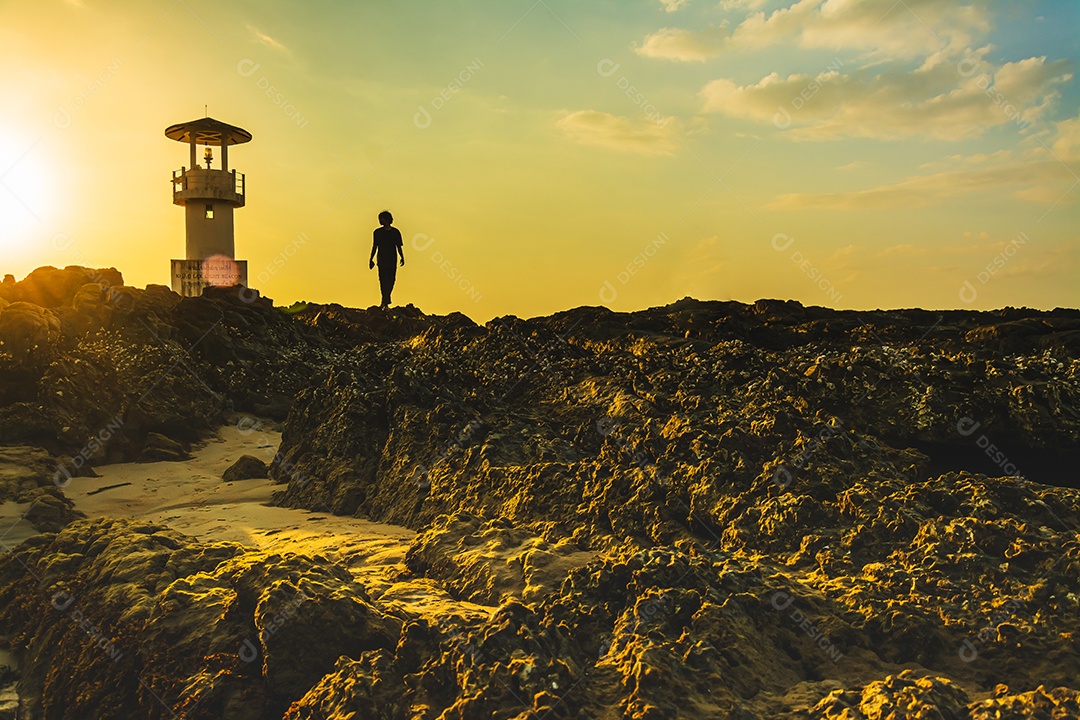 Khao Lak Light Beacon, belo pôr do sol na praia de Nang Thong, Khao Lak, Tailândia. Tropical colorido pôr do sol com céu nublado