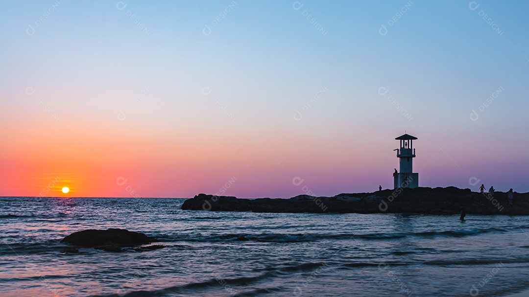 Khao Lak Light Beacon, belo pôr do sol na praia de Nang Thong, Khao Lak, Tailândia. Tropical colorido pôr do sol com céu nublado