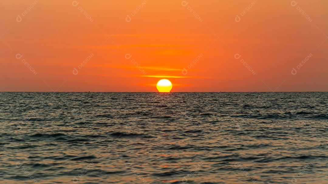 Khao Lak Light Beacon, belo pôr do sol na praia de Nang Thong, Khao Lak, Tailândia. Tropical colorido pôr do sol com céu nublado