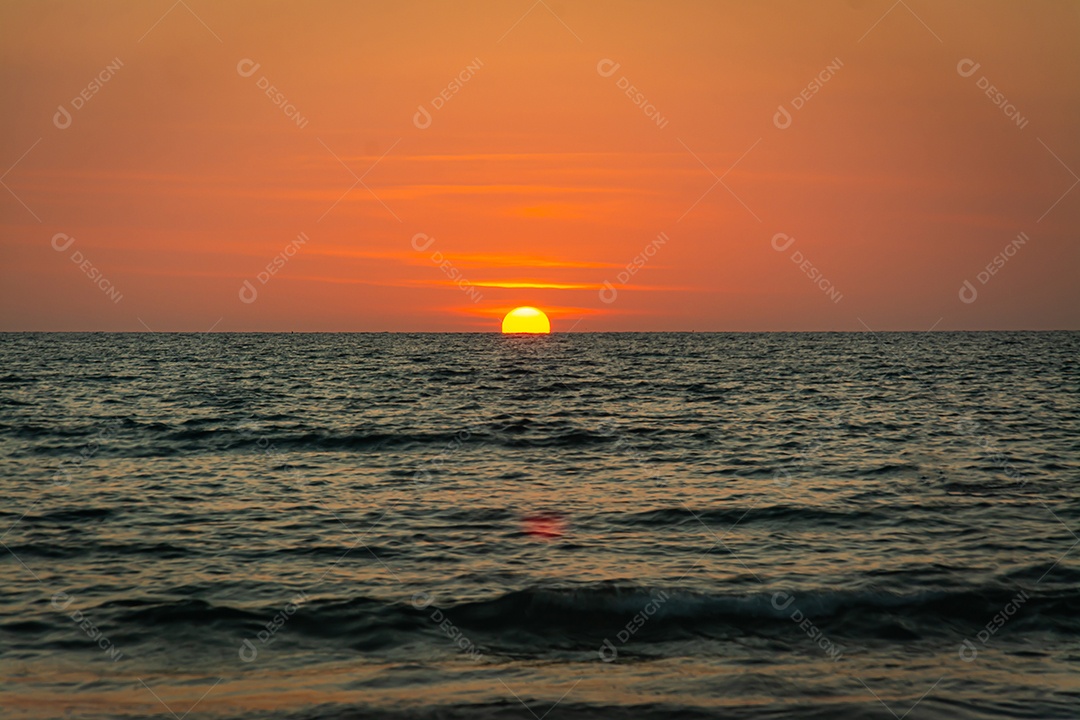 Khao Lak Light Beacon, belo pôr do sol na praia de Nang Thong, Khao Lak, Tailândia. Tropical colorido pôr do sol com céu nublado